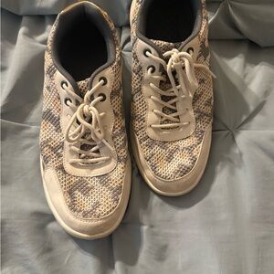 Stylish Women's Sneakers in Cream and Gray